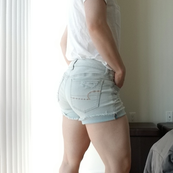 2/$25 American Eagle light distressed shorts size 4 - Picture 3 of 12